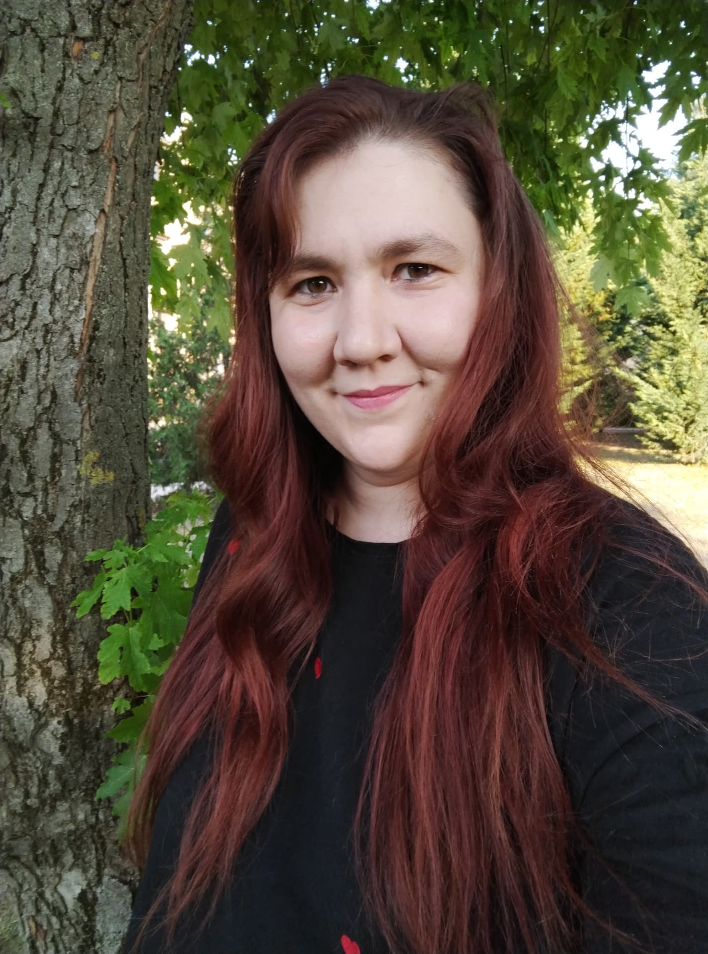 Rákóczi Dorina művészetterapeuta portréja egy fa mellett